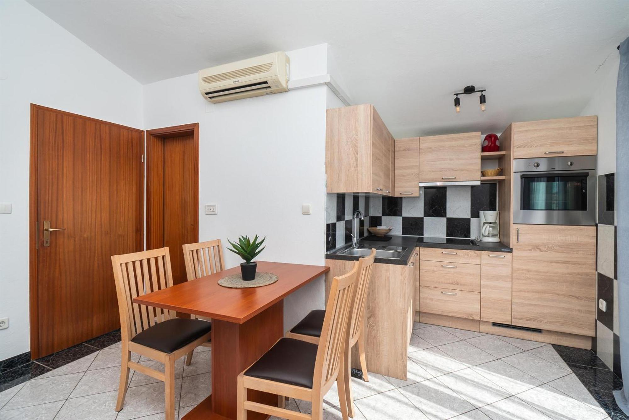 Apartments Polly Примоштен Экстерьер фото