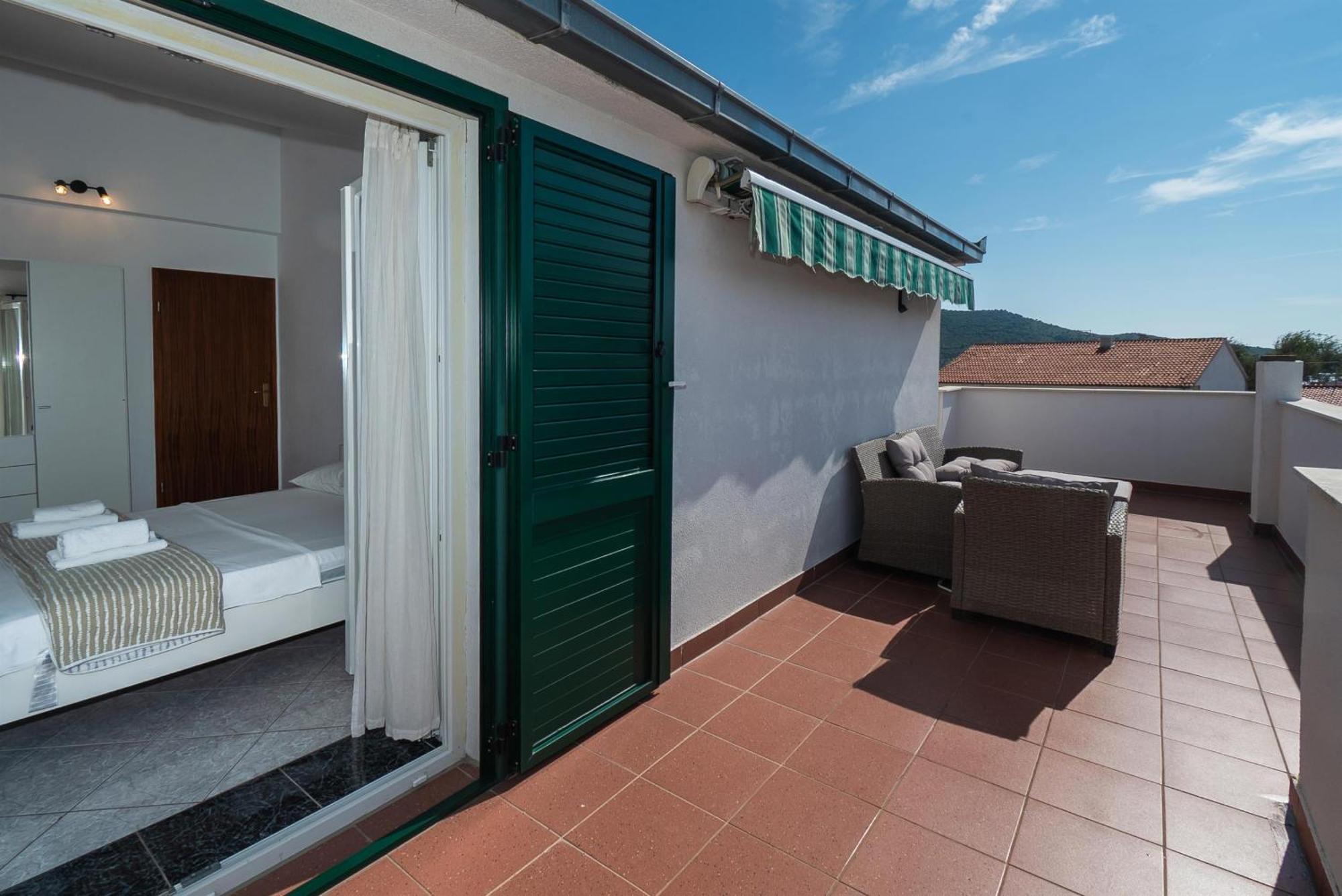 Apartments Polly Примоштен Экстерьер фото